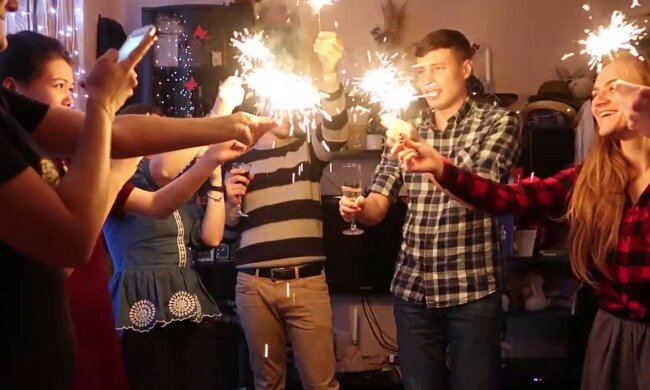 Як одягнутися в новорічну ніч 2022, щоб залучити удачу: названі щасливі кольори