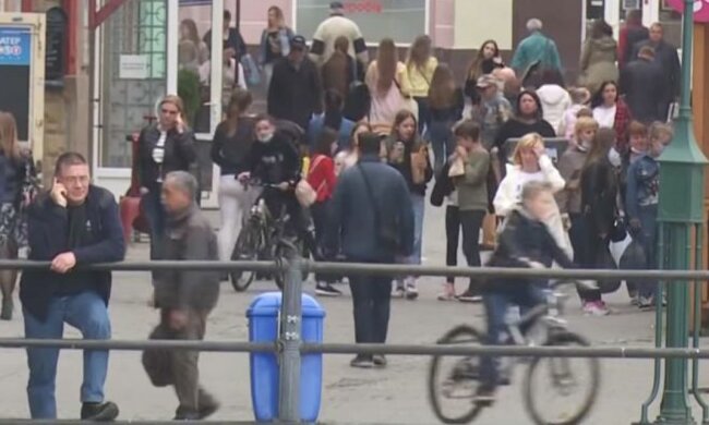 украинцы, на улице, маски, люди, без масок