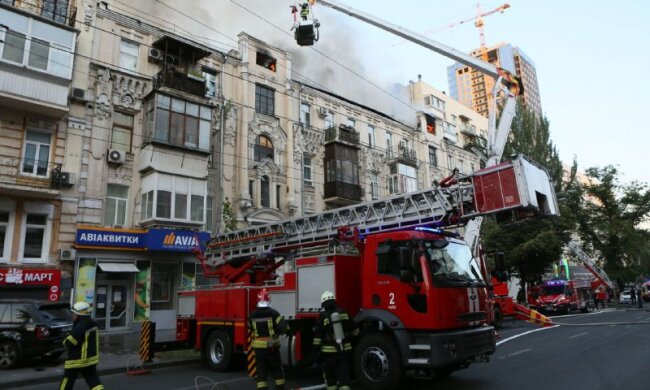 Масштабный пожар охватил жилой дом в центре Киева, прибыли "скорые" и полиция: подробности и кадры ЧП
