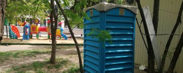 В Одессе возле детской площадки устроили туалет: "Летают мухи и не только",   фото