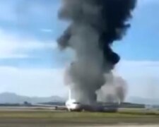 На борту було 113 пасажирів: вогонь охопив літак прямо в аеропорту, кадри катастрофи в Китаї