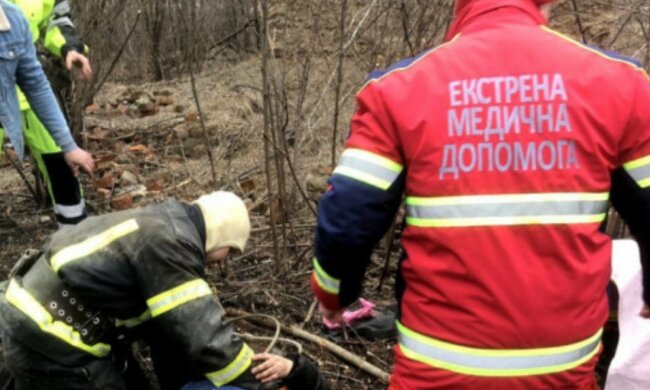 Харьковчанка провалилась в 10-метровый колодец, детали ЧП: слетелись спасатели