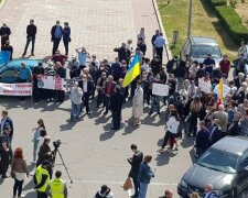 Незадоволений натовп оточив будівлю Одеської ОДА: кадри подій
