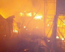 Масштабное ЧП в Одессе, огонь охватил домики  на причале: кадры происходящего