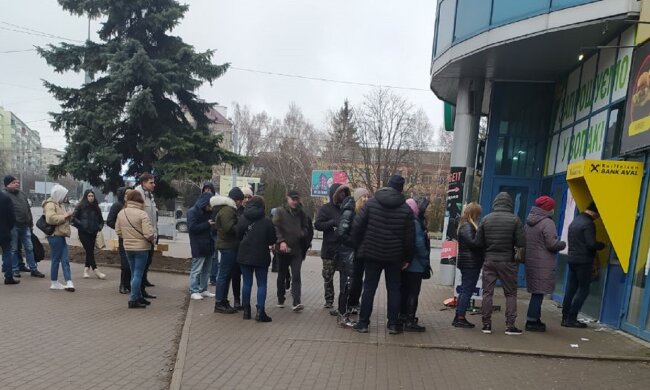 Банки обмежили зняття готівки, українці вишикувалися в черги: "Заборонити видачу..."