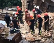 Будівля обвалилася в центрі Львова, врятувати вдалося не всіх: кадри трагедії