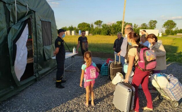 Бойовики "ДНР" не пропускають людей в ОРДЛО, фото: Україна "прихистила" вже 15 осіб