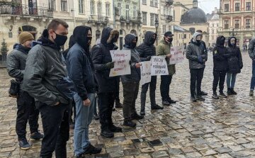 Активисты Нацкорпуса требуют введения запрета на проведение развлекательных мероприятий в скорбные дни
