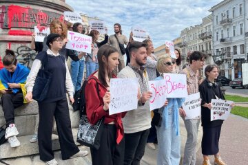 "Катерина - Путін": в Одесі протестують проти пам'ятника імператриці, фото