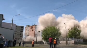 "Ушла эпоха": в Харькове подорвали 60-метровое здание на глазах у сотен людей