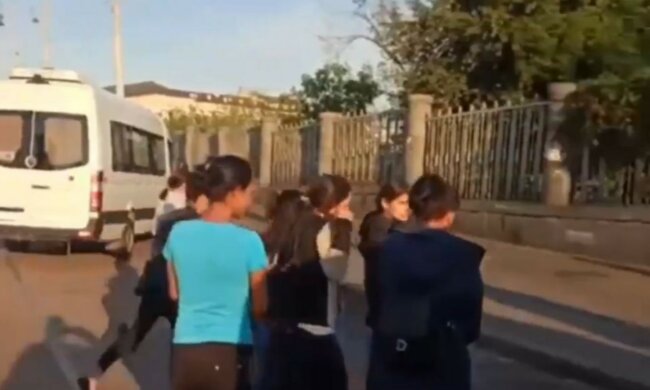 Полюють з самого ранку: у Києві на вокзалі банда злодійок прогоріла на мерзенній крадіжці, відео