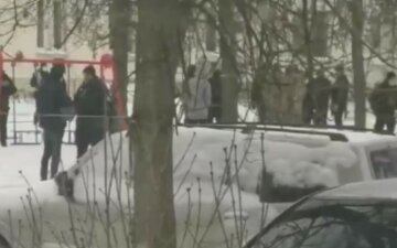 НП у Харкові: у житловому будинку забарикадувався чоловік, є загроза вибуху, перші деталі і кадри