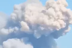 Столб огня и дыма: в глубоком тылу оккупантов полыхает склад боеприпасов, первые кадры