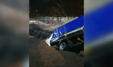 В Харькове грузовик упал в "пропасть" на дороге, кадры ЧП: "вероятно, не заметил...."