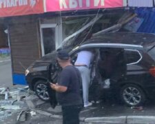 В Киеве девушка на дорогущем джипе влетела в МАФы: "пришлось вызывать спасателей"