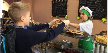 Шкільне харчування перевернуть з ніг на голову в Одесі: "ніяких булочок і соків"