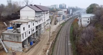 У Києві на місці лісу з'явилися потворні забудови, відео: "П'ятиповерхові гаражі"