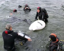 Возле одесского пляжа нашли пулемет, фото: работают водолазы