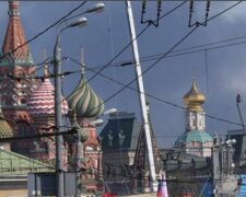 Потужні вибухи пролунали біля Кремля, відео: "Дим та іскри в небі"