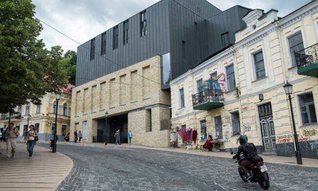У Києві спалахнув мовний скандал в Театрі на Подолі: "Володію українською та англійською"