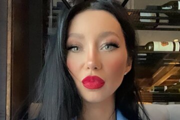 Жена Ступки Логунова в платье с глубоким вырезом сверкнула пышным декольте: "Вся моя суть"