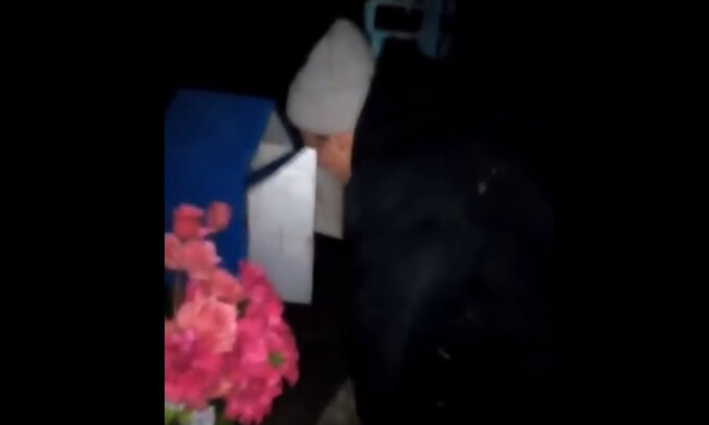 Підлітки влаштували свавілля на кладовищі посеред ночі, кадри: "Невже вони Бога не бояться?"