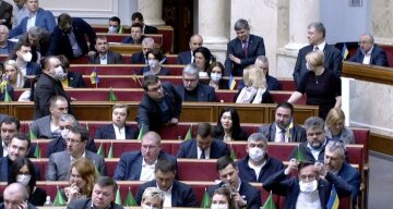 Топ-политики устроили "шоу масок" в Раде: «под цвет трусов», яркие кадры