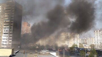 Мощный пожар охватил ресторан в Киеве, черный дым видно издалека: кадры ЧП