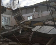 Крыша школы рухнула в день занятий, детей срочно эвакуировали: появились подробности и кадры
