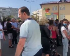 "Вже 2 години чекаємо Зеленського": десятки харків'ян під палючим сонцем "вишукують" президента, кадри