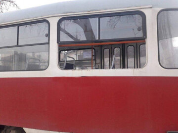В Днепре юный вандал выбил стекло в трамвае: пассажиры просто наблюдали