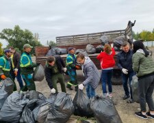 В Киеве специалисты Госэкоинспекции отметили Всемирный день уборки, устроив толоку
