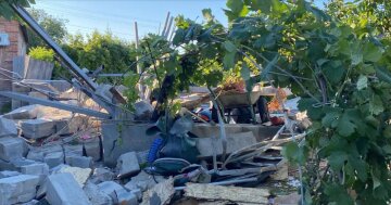 Окупанти знову вдарили по житлових кварталах Дніпропетровщини, кадри руйнувань: що відомо про постраждалих