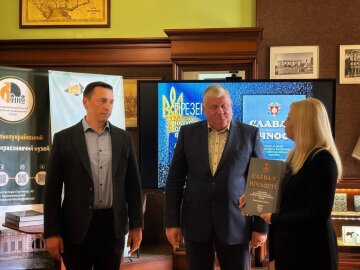 Книга, від якої завмирає серце: на Кіровоградщині презентували другий том «Слави у вічності» з іменами полеглих Героїв