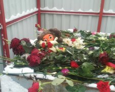 Квіти та іграшки, залишені під посольством РФ, вже у сміттєвих баках: Ми ж не в Кемерово їх повеземо