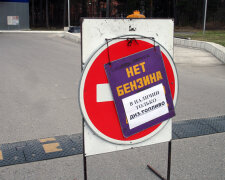 Жити на залишки: до “ДНР” припинили завозити бензин