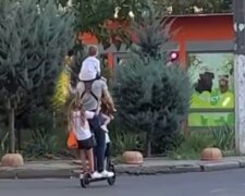 "Неймовірно безвідповідально" в Одесі батько на електросамокаті ризикнув життям чотирьох дітей, відео