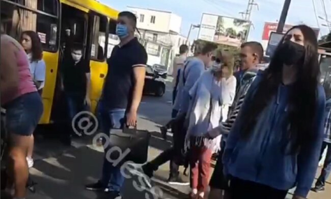 Поліція влаштувала облаву на маршрутки в Одесі, відео: "висадили всіх..."