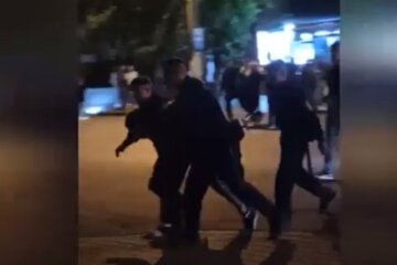 Драка завязалась на День Одессы, молодые люди выкрикивали гимн и не только: видео задержания
