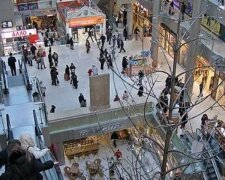 Неадекватна блондинка накинулася на охоронця в торговому центрі Одеси: відео бійки