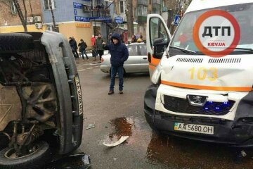 У Києві позашляховик протаранив карету швидкої допомоги (фото)