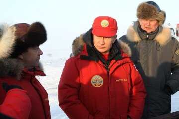 Арктические приключения Путина и Медведева высмеяли в фотожабах — фото