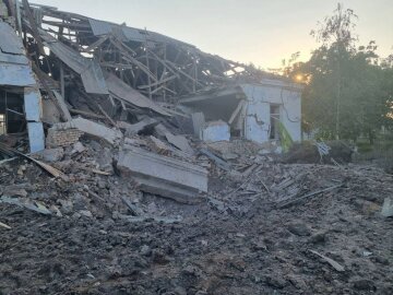 Масований удар по Миколаєву, зруйновано школу та будинки: кадри величезної вирви