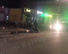 Масова бійка в Києві потрапила на камеру, з'явилося відео: "Вони на дівчину стартують"