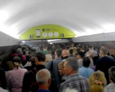 Харьковчане игнорируют карантин в метро, фото: "лишь у двоих..."