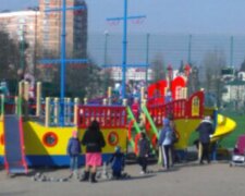 Стрельба началась на детской площадке во Львове, есть пострадавшие: первые кадры с места
