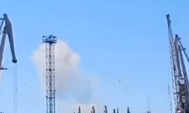 У порту окупованого Бердянська, де підірвали "Саратов", гримлять нові вибухи: у вікнах тремтять шибки