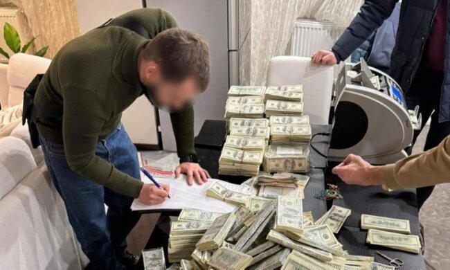 У Дніпрі сховали арсенал зброї та мільйони доларів: ким виявилися збирачі озброєння