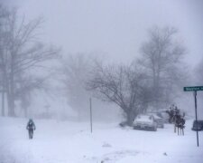 Снегопад перекрыл дороги в Украине