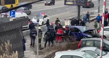 В Киеве водитель вылетел с дороги и пронесся через МАФ и "зебру": кадры с места масштабного ДТП